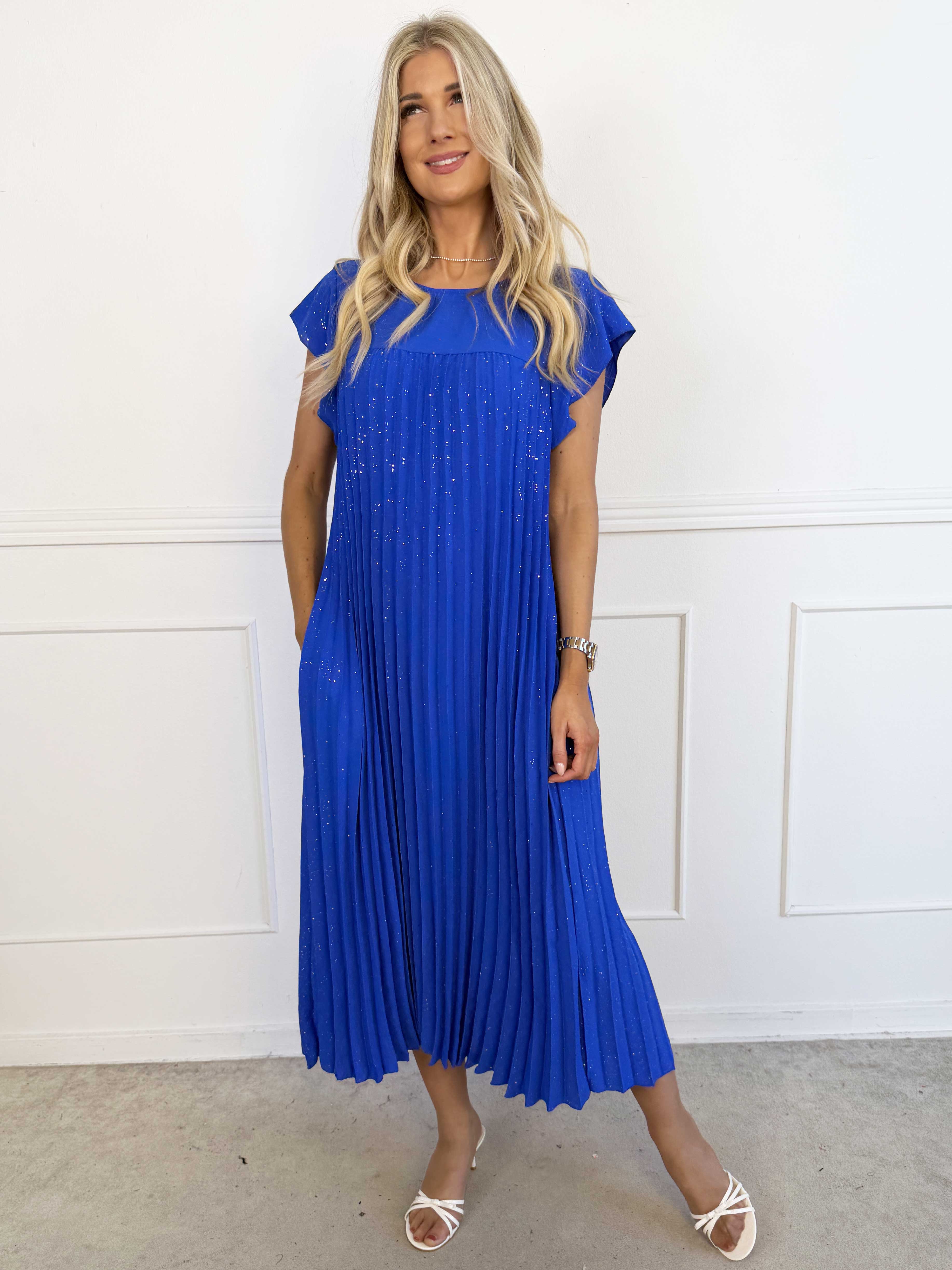 Nancy Glitter - Lang plus size kjole med plisseringer og lommer